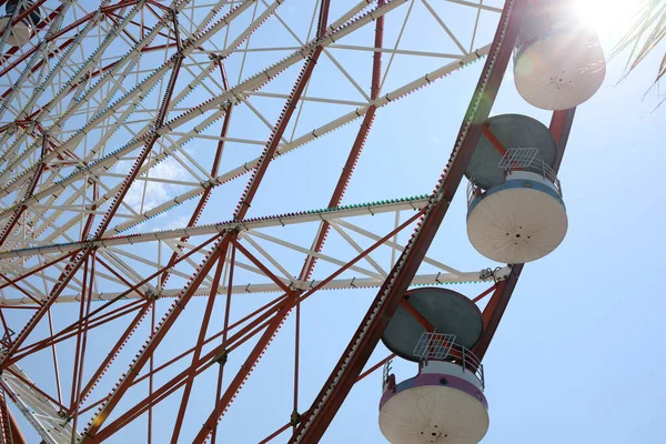 Beautiful Ferris Wheel Blue Sky Sunny Day Low Angle View — Stok fotoğraf