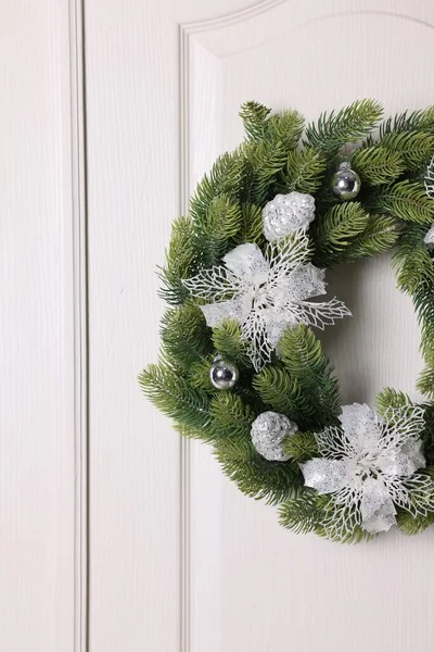 Beautiful Christmas Wreath Festive Decor Hanging White Door — Zdjęcie stockowe