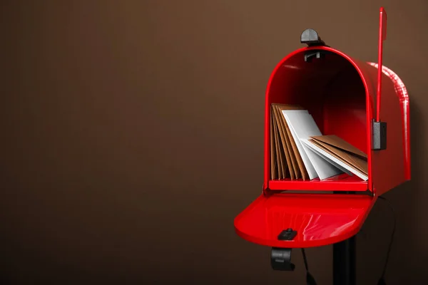 Caixa Letra Vermelha Aberta Com Envelopes Contra Fundo Marrom Espaço — Fotografia de Stock