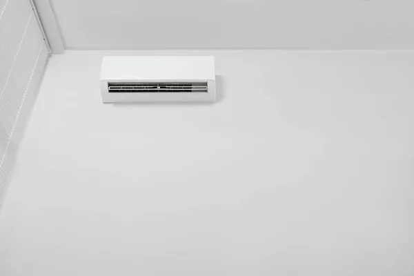 Moderne Airconditioner Witte Muur Binnen Lage Hoek Uitzicht Ruimte Voor — Stockfoto
