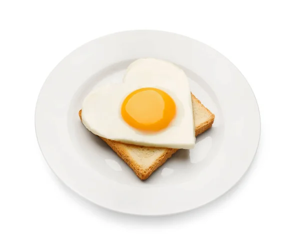 Lezzetli Kalp Şeklinde Yumurta Tabağı Beyaz Üzerine Izole Edilmiş Tost — Stok fotoğraf