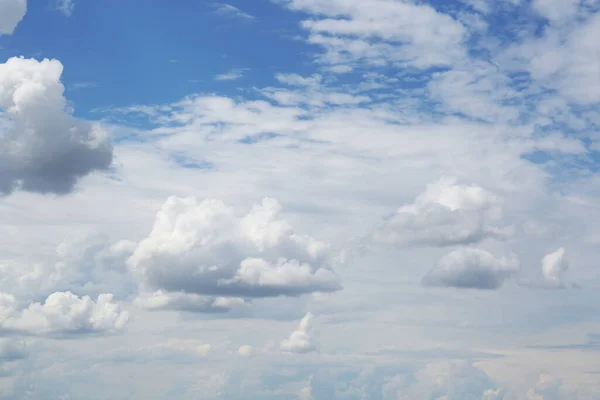 ふわふわの雲が広がる青空の絵のような景色 — ストック写真