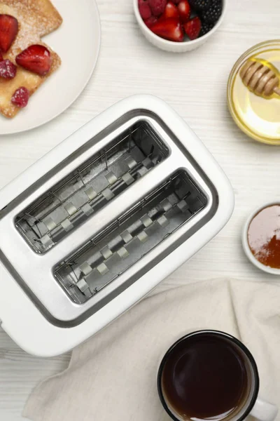 Düz Kompozisyon Modern Ekmek Kızartma Makinesi Beyaz Ahşap Masada — Stok fotoğraf