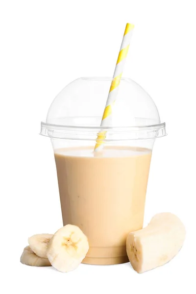白い背景においしいバナナスムージーと新鮮な果物のプラスチックカップ — ストック写真