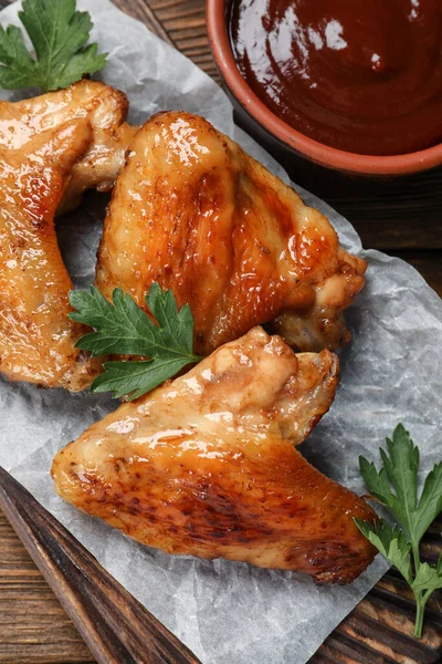 Finom Sült Csirkeszárny Asztalon Felülnézet — Stock Fotó