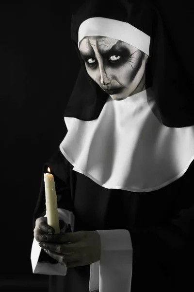 Nonne Diabolique Effrayante Avec Une Bougie Allumée Sur Fond Noir — Photo