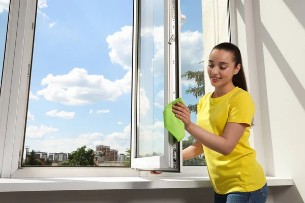 Joyeux Jeune Femme Nettoyage Fenêtre Avec Chiffon Intérieur — Photo