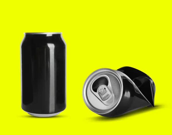 黄色の背景に全体と砕いたアルミ缶 — ストック写真