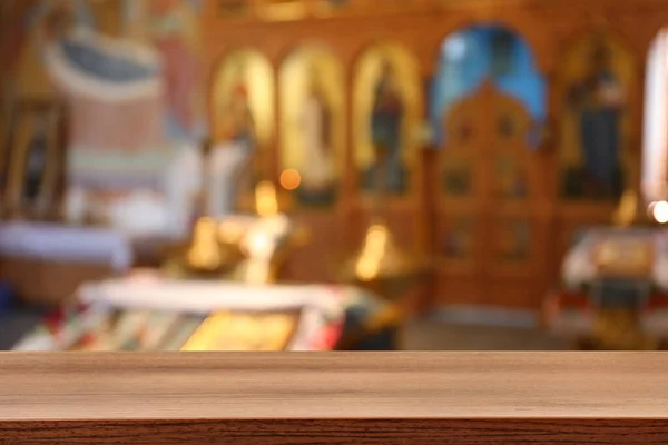 空荡荡的木制桌子 模糊的教堂内部视野 文字空间 — 图库照片