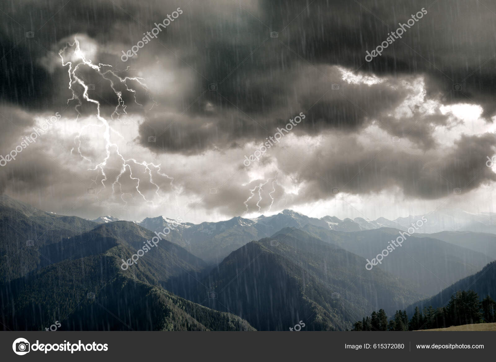 Céu Nublado Escuro Com Relâmpagos Chuva Sobre Belas Montanhas Floresta —  Foto © NewAfrica #615372080, image size:1600x1167