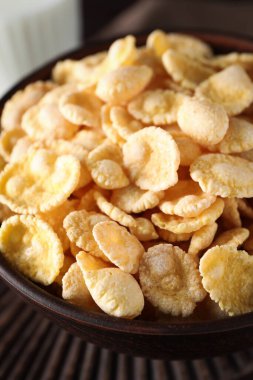 Tahtada bir kase lezzetli mısır gevreği, yakın plan.