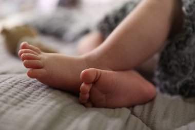 Gri tüylü battaniyeli sevimli yeni doğmuş bebek, yakın plan.