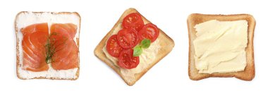 Beyaz arkaplanda farklı tost setleri, üst görünüm. Pankart tasarımı