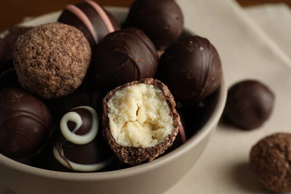 Cuenco Con Muchas Trufas Chocolate Deliciosas Diferentes Primer Plano —  Fotos de Stock