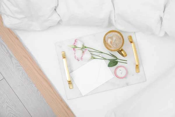 Tablett Mit Tasse Kaffee Blumen Und Wunderschönem Verlobungsring Box Auf — Stockfoto