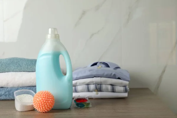 Bola Secador Laranja Detergentes Toalhas Limpas Roupas Mesa Madeira Espaço — Fotografia de Stock