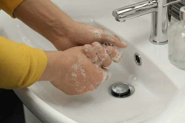 Man Tvättar Händerna Med Tvål Över Diskbänk Badrummet Närbild — Stockfoto