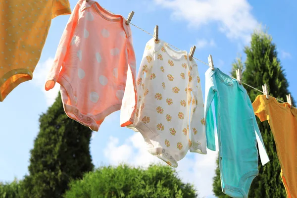干净的小宝宝们挂在室外的洗衣线上 干衣服 — 图库照片