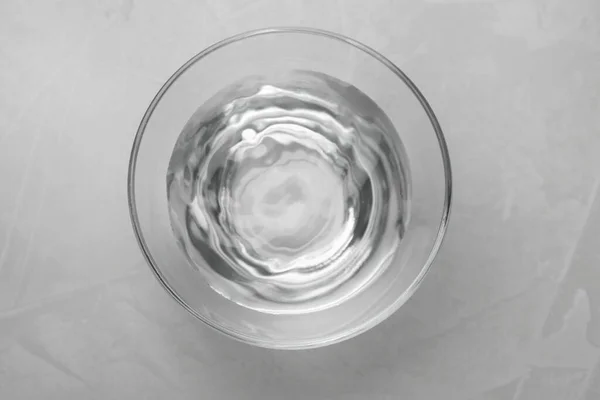 Γυάλινο Μπολ Νερό Γκρι Τραπέζι Πάνω Όψη — Φωτογραφία Αρχείου