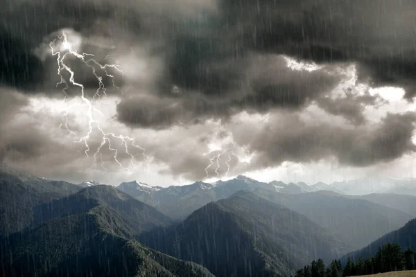 Dunkler Bewölkter Himmel Mit Blitzen Und Regen Über Wunderschönem Bergwald — Stockfoto
