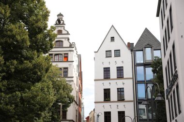 Köln, Almanya - 28 Ağustos 2022: Şehir caddesinde güzel konutlar