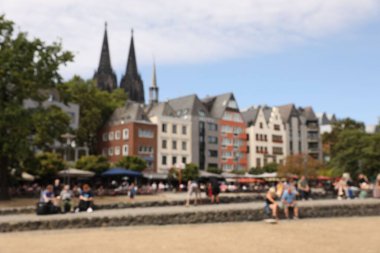 Köln, Almanya - 28 Ağustos 2022: Güzel şehir caddesi ve binaların bulanık manzarası