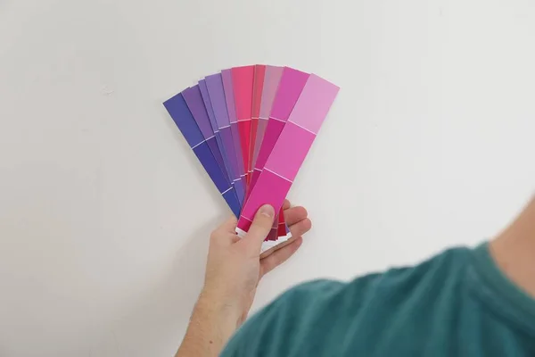 Hombre Con Paleta Elegir Color Para Pintar Pared Interior Primer — Foto de Stock