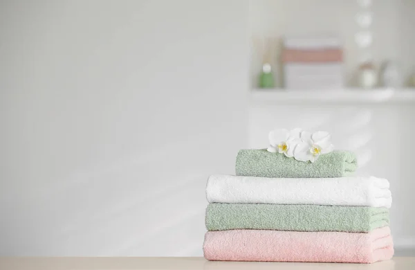 Stack Clean Soft Towels Orchid Flowers White Table Indoors Space — 图库照片