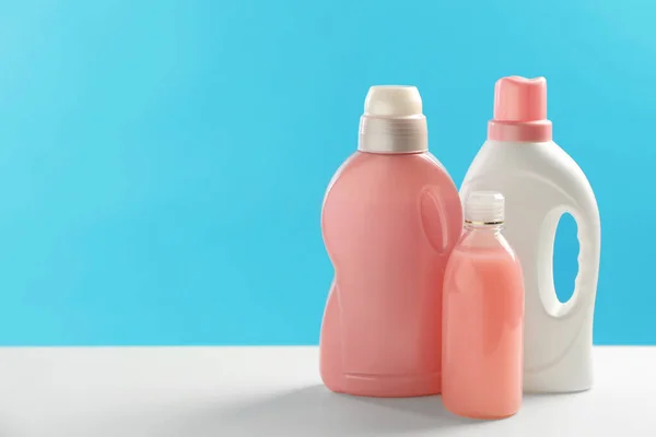 Flessen Wasmiddelen Een Witte Tafel Ruimte Voor Tekst — Stockfoto
