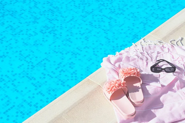 Manta Rosa Con Zapatillas Gafas Sol Cerca Piscina Aire Libre —  Fotos de Stock
