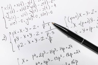 Matematiksel formülleri ve kalemi olan kağıt yaprağı, üst görünüm