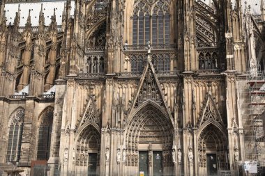 Köln, Almanya - 28 Ağustos 2022: Güzel eski gotik katedral açık hava