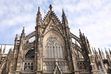 Köln, Almanya - 28 Ağustos 2022: Mavi gökyüzüne karşı güzel eski gotik katedral