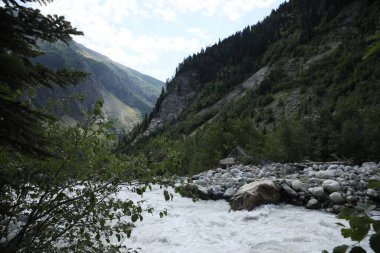 Dağlardaki güzel nehrin resimli manzarası