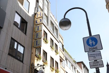 Köln, Almanya - 28 Ağustos 2022: Şehir caddesinde güzel konutlar