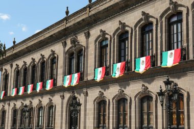 MONTERREY (NUEVO LEON), MEXICO - Eylül 29, 2022: Güneşli bir günde bayraklarla Palacio de Gobierno (Hükümet Sarayı) 'nın güzel manzarası
