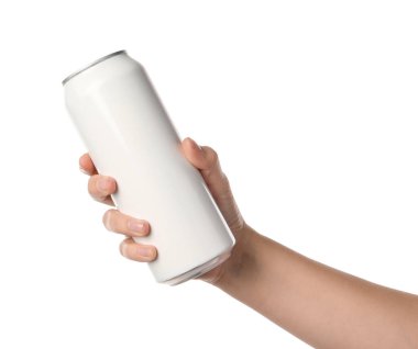 Beyaz arkaplanda alüminyum kutu tutan kadın, yakın plan.