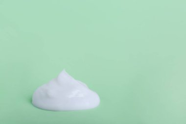 Açık yeşil arkaplanda vücut kremi örneği, metin için boşluk