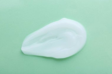 Turkuaz arka planda vücut kremi örneği, üst görünüm