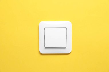 Turuncu arkaplanda modern plastik ışık anahtarı