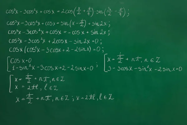 Wiele Różnych Wzorów Matematycznych Napisanych Zielonej Tablicy — Zdjęcie stockowe