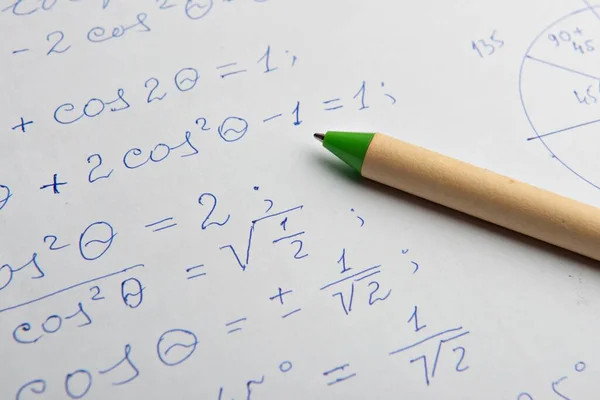 Papier Pisemnymi Obliczeniami Matematycznymi Długopisem Zbliżenie — Zdjęcie stockowe