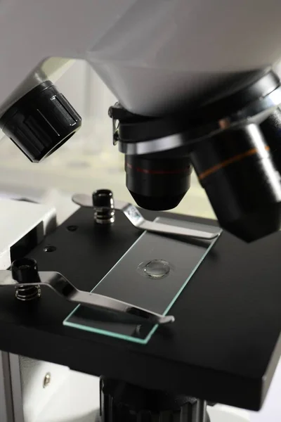Microscoop Met Druppel Urine Glazen Glaasje Laboratorium Close — Stockfoto