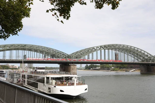 Colonia Alemania Agosto 2022 Pintoresca Vista Moderno Puente Sobre Río —  Fotos de Stock