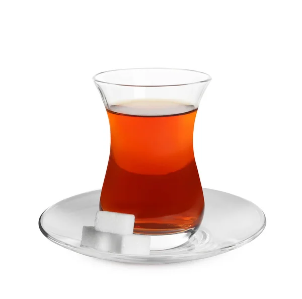 Szklanka Tradycyjnej Tureckiej Herbaty Kostkami Cukru Izolowane Białym — Zdjęcie stockowe