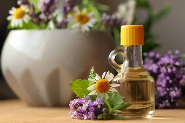 Bottle Natural Lavender Essential Oil Mortar Flowers Wooden Table Closeup — ストック写真