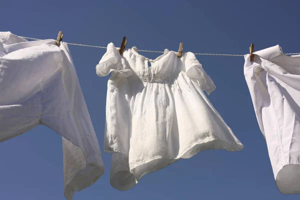 Schone Kleren Opknoping Waslijn Tegen Hemel Lage Hoek Uitzicht Drooggoed — Stockfoto