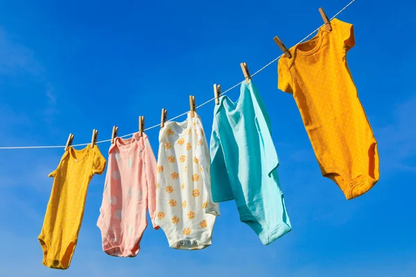 Schone Mietjes Hangend Aan Waslijn Tegen Lucht Droogkleding — Stockfoto