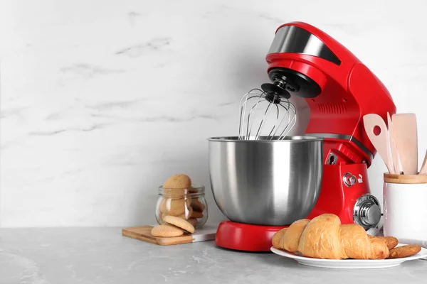 Modern Vörös Állvány Mixer Croissant Sütik Világos Szürke Márvány Asztalon — Stock Fotó