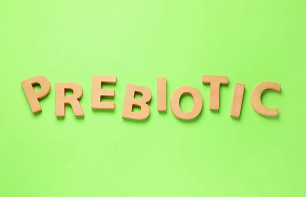 单词Prebiotic由木制字母制成 底色浅绿色 顶部视图 — 图库照片
